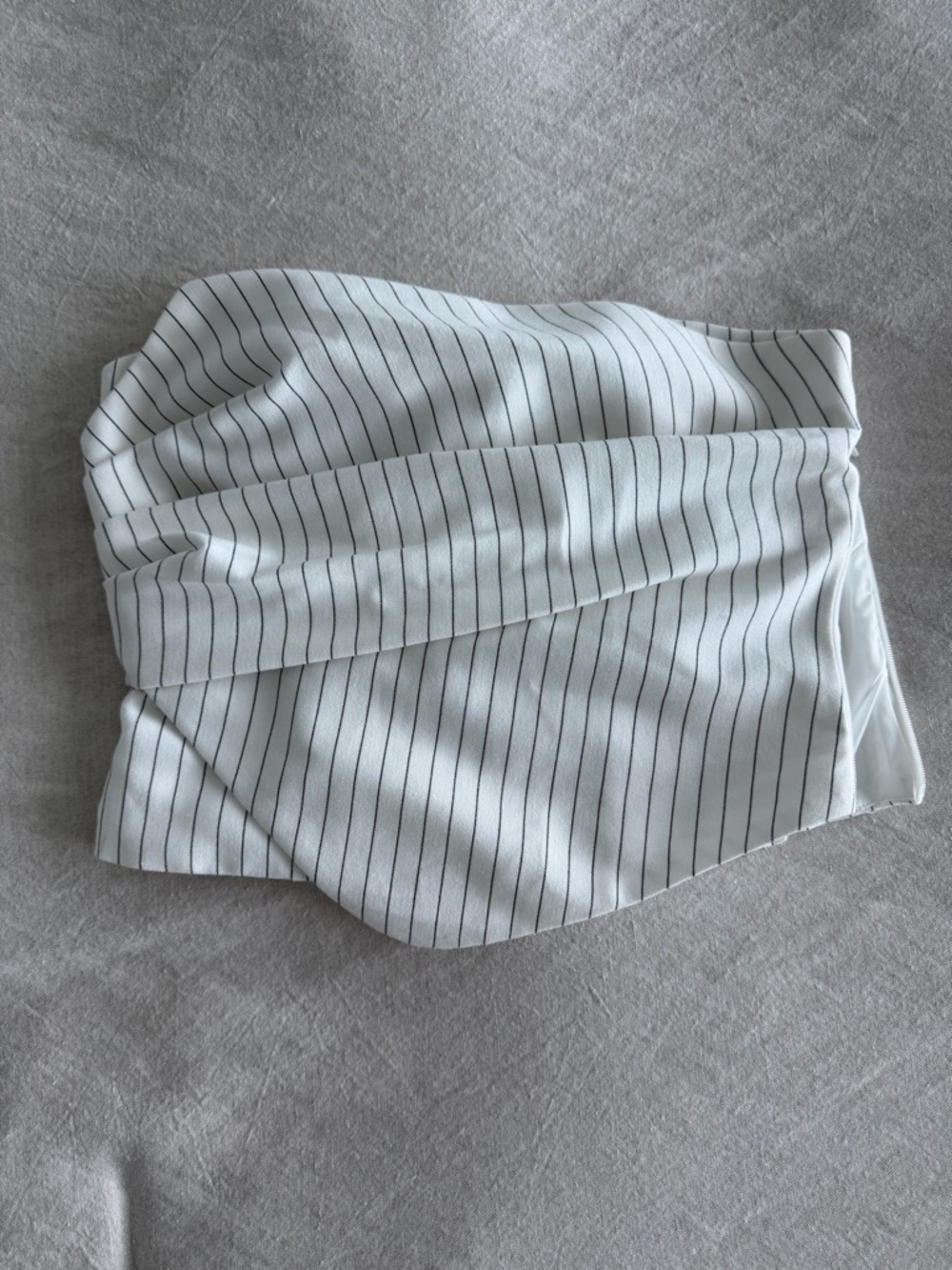 superdown STRAPLESS TOP IN BLACK & WHITE